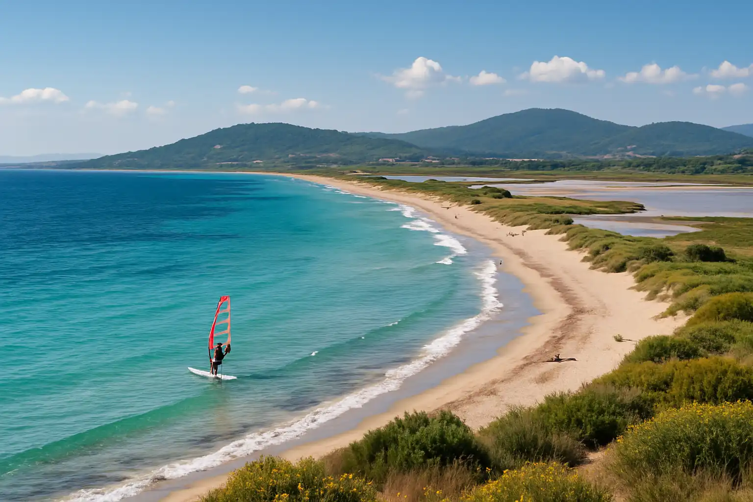 Plage de l'Almanarre : guide complet de cette plage mythique à Hyères 2 Vue aérienne de la plage de l’Almanarre à Hyères, avec bande de sable entre mer turquoise et lagunes des salins, idéale pour le windsurf.