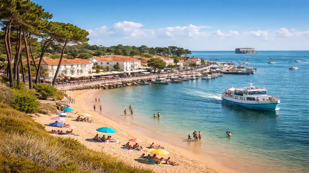 Plage et port de Boyardville à Saint-Georges-d’Oléron avec vue sur Fort Boyard, sur la côte est de l’île d’Oléron
