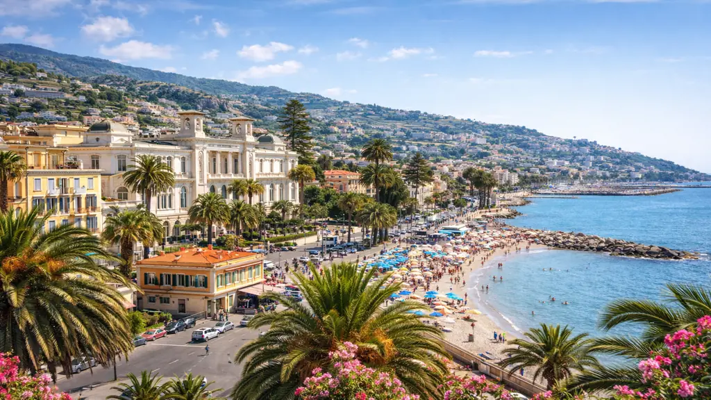 Que Faire à Sanremo en Italie : Guide Complet et Itinéraires 1 Vue panoramique de Sanremo sur la Riviera ligure avec le Casino de Sanremo, le front de mer, les palmiers et les plages méditerranéennes