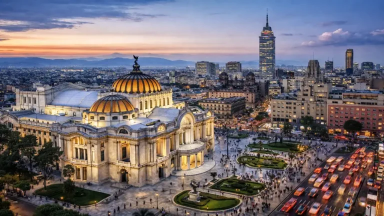 Vue aérienne de Ville de Mexico avec le Palacio de Bellas Artes et la Torre Latinoamericana au crépuscule