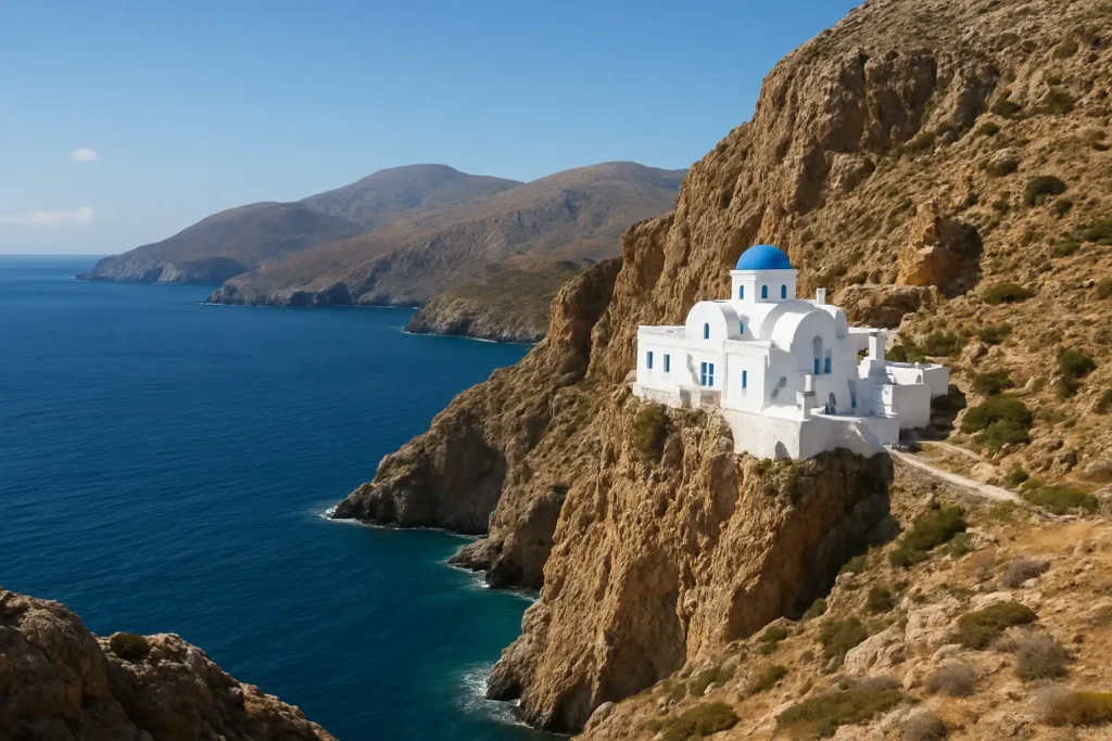 Monastère blanc accroché à une falaise sur l’île grecque d’Amorgos, au-dessus d’une mer bleu profond