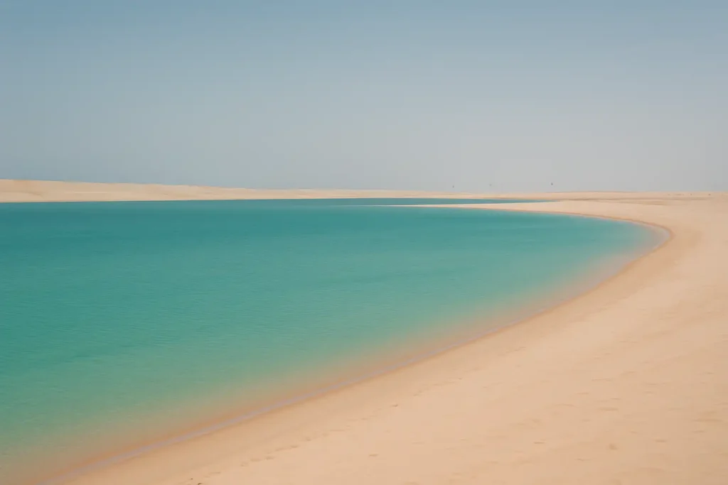 Lagon de Dakhla au Maroc bordé de désert, paysage de voyage naturel et lumineux