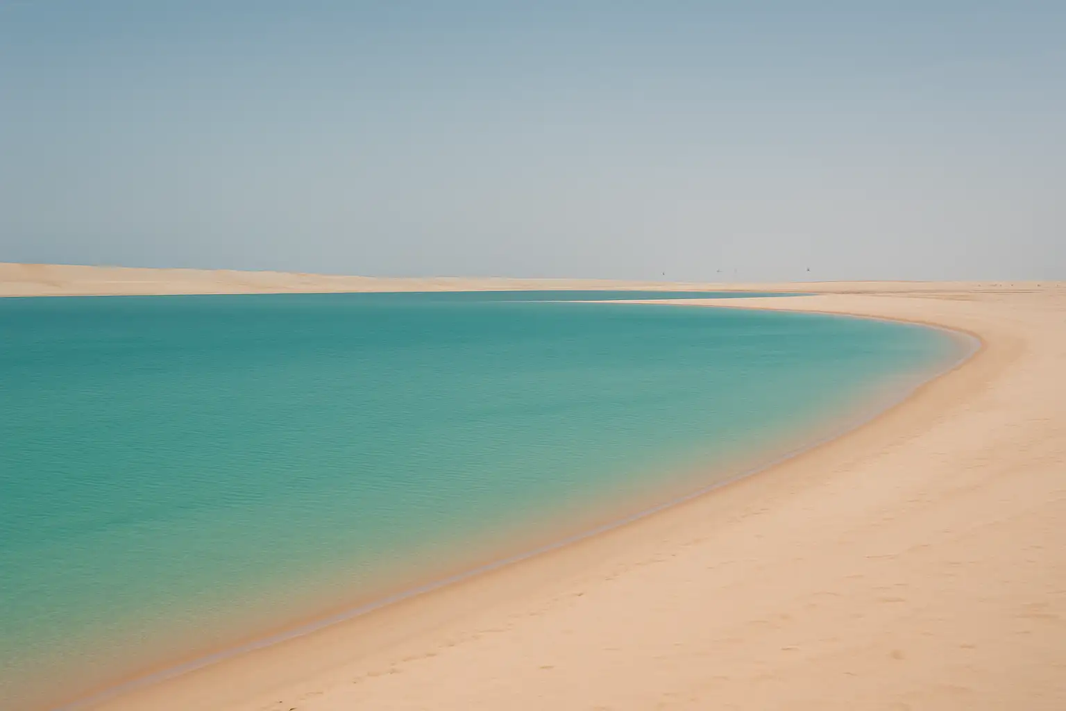 Lagon de Dakhla au Maroc bordé de désert, paysage de voyage naturel et lumineux