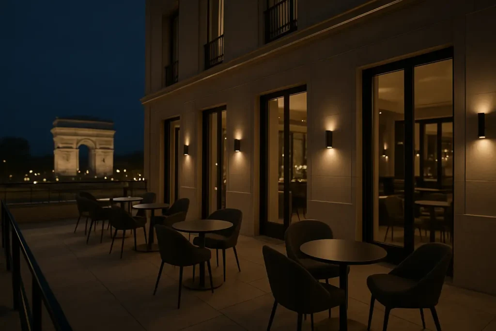 Terrasse nocturne de L'Arc Paris avec vue sur la Place de l'Étoile et l'Arc de Triomphe